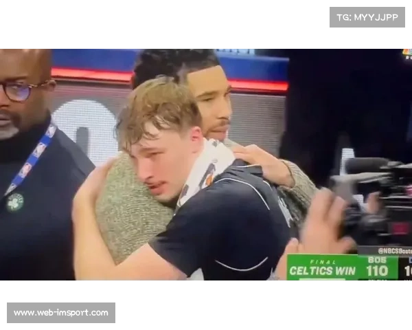 塔图姆赛后与学弟弗拉格寒暄，杜克校友赛场重逢